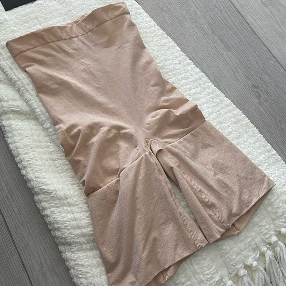 Seamless Power Series Sculpting High-Waisted Shorts - Picture 2 of 10